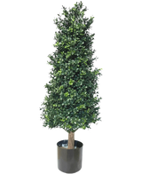 De Kunstplant Buxus Pyramide UV 90 cm heeft dicht groen blad in een conische vorm, in een zwarte pot. Met UV-bescherming is hij perfect voor tuinplanten en behoudt hij zijn schoonheid tegen een witte achtergrond.