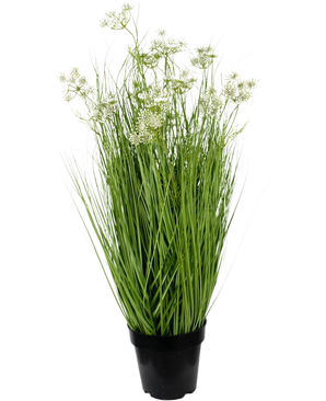 De Kunstgras wortel bloemen uiengras 90cm brandvertragend heeft lange, slanke groene bladeren en delicate witte bloemtrossen in een pot, tegen een effen witte achtergrond.