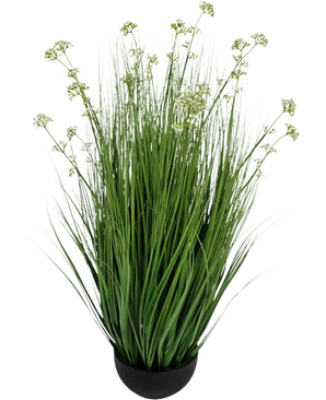 De Kunstgras Prei Bloem Ui Graspot 100cm brandvertragend is een kunstgrasplant in pot met lange, slanke sprieten en kleine witte bloemtrosjes in een zwarte ronde pot, afgebeeld tegen een effen witte achtergrond.