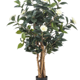 De Kunstplant Camellia japonica 100 cm heeft meerdere hoge bruine stelen, donkergroene bladeren en witte kunstbloemen tegen een effen witte achtergrond.