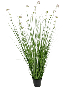 De Kunstgras Prei Bloem Uien Graspot 120cm brandvertragend heeft lange groene grasachtige bladeren en lange stelen met lichtpaarse bloemtrossen, perfect om levensecht groen toe te voegen aan elke ruimte.