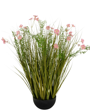 De Kunstgras roze Gesang Bloem uiengraspot is een 90cm hoge, vlamvertragende kunstplant met lange groene grasachtige bladeren en roze bloemen in een ronde zwarte pot, afgebeeld tegen een witte achtergrond.