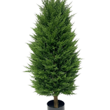 De Kunstplant Conifeer deluxe UV 100 cm is een kleine kunstplant in pot met dicht, heldergroen blad en een conische vorm, perfect voor een onderhoudsvrije tuin, afgebeeld tegen een effen witte achtergrond.