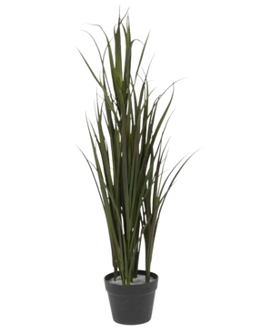 De Kunstgras Bordeaux UV 90cm is een hoog, groen siergras met lange, slanke bladeren in een zwarte plastic pot, tegen een effen witte achtergrond.