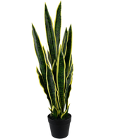 De Kunstplant Sansevieria Laurentii 92 cm in sierpot heeft hoge, opstaande groene bladeren met gele randen, tegen een effen witte achtergrond.