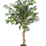 De Kunstplant Ficus Groen 120 cm heeft groene bladeren en een gedraaide stam, in een kleine zwarte pot tegen een effen witte achtergrond.