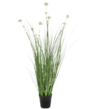 De Kunstgras Prei Bloem Uien Graspot 90cm brandvertragend heeft lange, dunne groene bladeren en bleke bloemtrossen in een zwarte pot, tegen een effen witte achtergrond.