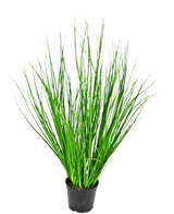 De Kunst Grasplant Ui 58 cm brandvertragend is een hoog decoratief gras met slanke groene sprieten in een zwarte kunststof pot, afgebeeld tegen een effen witte achtergrond.