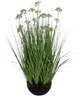 De Kunstgras Prei Bloem Ui Graspot 60cm brandvertragend heeft hoge, dunne groene grasachtige bladeren en delicate kleine paarse bloemen in een zwarte pot, tegen een witte achtergrond.