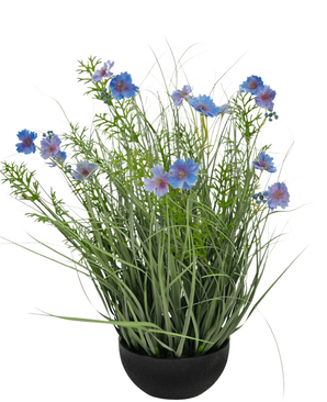 Een zwarte pot met Kunstgras paarse Gesang Bloem uiengraspot 56cm brandvertragend, met hoge groene grasachtige bladeren en blauwpaarse bloemen, tegen een effen witte achtergrond.