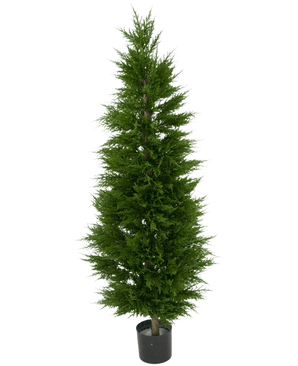 Kunstplant Conifeer toren UV 120 cm: hoge, kunstmatige groene cipresboom in een zwarte pot met UV bescherming, ideaal als kunstplant voor balkon, afgebeeld tegen een witte achtergrond.