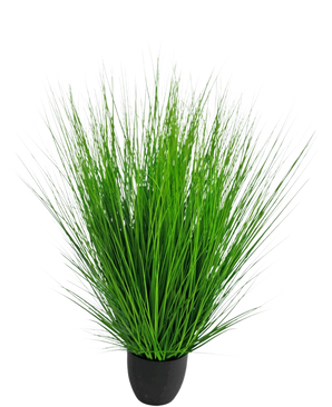 De Kunst Grasplant Ui 110 cm brandvertragend heeft lange, dunne, levendige groene sprieten die dicht op elkaar staan in een kleine zwarte pot, tegen een effen witte achtergrond.