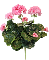 De Kunst Geranium 40 cm roze heeft roze bloesems en ronde groene bladeren op lange stelen, die de schoonheid van een roze kunstplant of nep geranium laten zien tegen een witte achtergrond.
