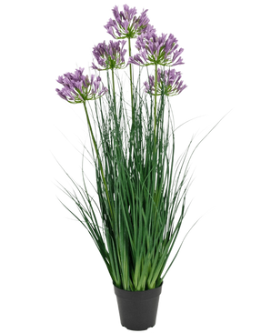 De Kunstgras paarse Agapanthus uiengraspot is een 90 cm hoge, brandvertragende kunstplant met lange groene bladeren en trossen paarse bloemen, weergegeven in een effen zwarte pot tegen een witte achtergrond.