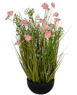 De Kunstgras roze Gesang Bloem uiengraspot 56cm brandvertragend heeft een zwarte pot met lang groen kunstgras en zachtroze-witte bloemen, perfect voor een stijlvolle inrichting tegen een witte achtergrond.