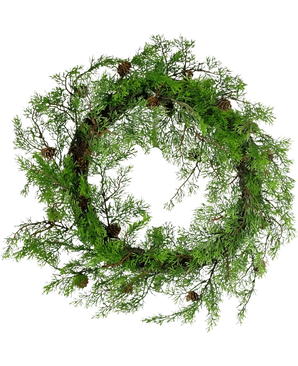 De Kunstkrans Grenen 50cm groen is een ronde krans gemaakt van groene dennentakken en kleine bruine dennenappels, gerangschikt in een natuurlijke, rustieke stijl tegen een witte achtergrond.