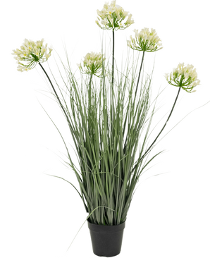 De Kunstgras witte Agapanthus uiengraspot 90cm brandvertragend is een kunstplant in pot met hoge groene bladeren en zes trossen kleine, lichtgele bloemen op lange stelen, tegen een effen witte achtergrond.