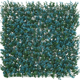 De Kunsthaag Buxus blauw 50x50 cm UV is een dicht vierkant paneel van kunstmatige groene bladeren en kleine blauwe bloemen op een rasterdrager, van bovenaf gezien tegen een witte achtergrond.
