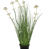 De Kunstgras Preibloem Uiengras Bonsai 61cm brandvertragend heeft lange, slanke groene bladeren en lange stelen met kleine trosjes lichtpaarse bloemen, gepresenteerd in een pot tegen een effen witte achtergrond.