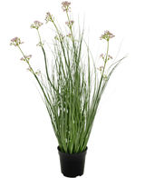 De Kunstgras Preibloem Uiengras Bonsai 61cm brandvertragend heeft lange, slanke groene bladeren en lange stelen met kleine trosjes lichtpaarse bloemen, gepresenteerd in een pot tegen een effen witte achtergrond.