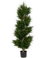 Een Kunstplant Conifer Spiraal UV 120 cm, een hoge, spiraalvormige kunstconifer met dicht, donkergroen blad en een rechte stam, afgebeeld tegen een effen witte achtergrond.