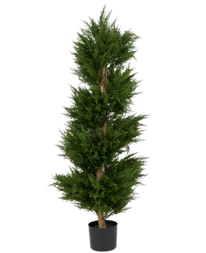 Een Kunstplant Conifer Spiraal UV 120 cm, een hoge, spiraalvormige kunstconifer met dicht, donkergroen blad en een rechte stam, afgebeeld tegen een effen witte achtergrond.