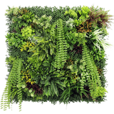 De Kunsthaag Lush Deco Deluxe 100x100 cm UV is een vierkant verticaal tuinpaneel met dicht, gestructureerd groen met een mix van bladplanten, varens en grassen - perfect voor het creëren van een levendige natuurlijke display tegen een witte achtergrond.