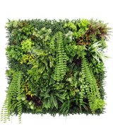 De Kunsthaag Lush Deco Deluxe 100x100 cm UV is een vierkant verticaal tuinpaneel met dicht, gestructureerd groen met een mix van bladplanten, varens en grassen - perfect voor het creëren van een levendige natuurlijke display tegen een witte achtergrond.