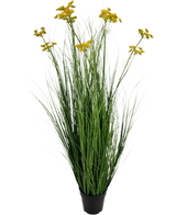 De Kunstgras Wortel Bloem Ui Graspot 120cm is een brandvertragende kunstplant in pot met lange groene grasachtige bladeren en trosjes kleine gele bloemen, geïsoleerd afgebeeld op een witte achtergrond.