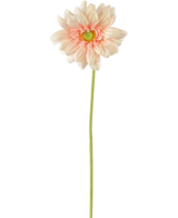 De Kunstbloem Gerbera mini 47 cm zachtroze is een kunstmatige lichtroze margriet met zachte, gelaagde bloemblaadjes en een geel hart op een lange groene steel, tegen een effen witte achtergrond.