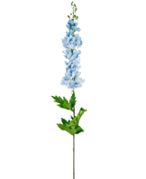 De Kunstdelphinium Real Touch Blauw 90cm heeft een enkele hoge steel met meerdere lichtblauwe bloesems en gekartelde groene bladeren, tegen een effen witte achtergrond.