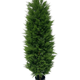 De Kunstplant Conifeer deluxe UV 150 cm is een hoge, weelderig groene kunstconifeer in een zwarte kunststof pot, perfect voor tuindecoratie en afgebeeld tegen een effen witte achtergrond.