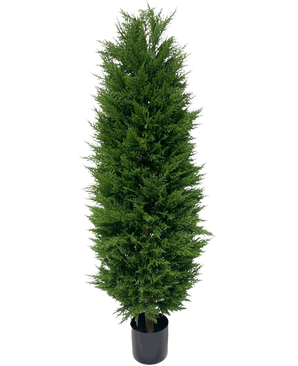 De Kunstplant Conifeer deluxe UV 150 cm is een hoge, weelderig groene kunstconifeer in een zwarte kunststof pot, perfect voor tuindecoratie en afgebeeld tegen een effen witte achtergrond.