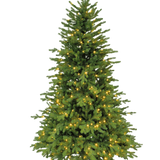 De kunstkerstboom "Vinje" 100% PE - Smart LED is een groene kunstkerstboom met PE-naaldjes en kleine warmwitte lichtjes op een zwarte metalen standaard, die een real-touch look biedt tegen een effen witte achtergrond.