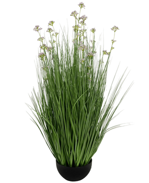 De Kunstgras Prei Bloem Ui Graspot 100cm brandvertragend heeft een zwarte pot met hoge, dunne groene kunstbladeren en kleine paarse bloemen op lange stelen, tegen een witte achtergrond.