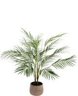 De Kunstpalm Chamaedorea 83 cm heeft lange, slanke groene bladeren en meerdere stelen in een lichtbruine pot met textuur, tegen een effen witte achtergrond.