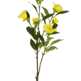 De Kunstbloem Camellia 80 cm geel heeft een enkele steel met meerdere felgele kunst camelia bloemen en groene bladeren, afgebeeld tegen een effen witte achtergrond.