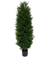 De Kunstplant Conifeer UV 180cm is een hoge, smalle kunst groenblijvende boom met dicht, donkergroen blad, afgebeeld tegen een witte achtergrond.
