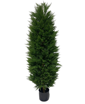 De Kunstplant Conifeer UV 180cm is een hoge, smalle kunst groenblijvende boom met dicht, donkergroen blad, afgebeeld tegen een witte achtergrond.