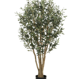 De Kunst olijfboom UV 120 cm heeft slanke lichtbruine stammen en dichte groene bladeren, is UV-bestendig voor blijvende schoonheid buitenshuis en wordt geleverd in een eenvoudige zwarte pot - ideaal als kunstplant buiten tegen elke achtergrond.