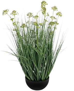 De Kunstgras Prei Bloem Ui Graspot 60cm brandvertragend heeft lange, dunne groene bladeren en lange stelen met geelgroene bloemtrossen in een zwarte pot, afgebeeld op een witte achtergrond.