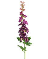 De Kunstbloem Delphinium Paars 79 cm heeft een enkele kunstmatige paarse ridderspoor steel met meerdere bloesems verticaal gerangschikt en groene, diep gelobde bladeren, tegen een effen witte achtergrond.