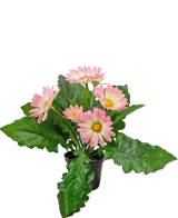 De Kunstplant Gerbera UV 28 cm roze heeft een kleine zwarte pot met levendige kunstroze gerberabloemen en weelderige groene bladeren, tegen een effen witte achtergrond.