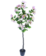 De Kunstplant Judas 150 cm is een kunstplant in pot met groene bladeren en talrijke lichtroze bloemen tegen een effen witte achtergrond.