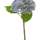 De Kunst Hortensia Deluxe 55 cm paars heeft een enkele lichtpaarse stengel met afgeronde bloemblaadjes en twee groene bladeren, tegen een witte achtergrond.