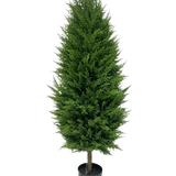De Kunstplant Conifeer deluxe UV 120 cm heeft dicht, heldergroen blad en staat rechtop in een zwarte plastic bak, perfect voor elke kunstplantentuin. Inclusief UV-bescherming voor blijvende schoonheid tegen een effen witte achtergrond.