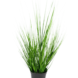 De Kunst Grasplant Ui 48 cm brandvertragend is een kleine zwarte plastic pot met lange, dunne, levendige groene grasachtige bladeren tegen een effen witte achtergrond.