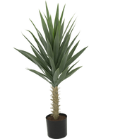 De Kunstplant Yucca 100 cm UV is een hoge kunstyucca met lange, puntige groene bladeren en een dikke stam, tegen een effen witte achtergrond.