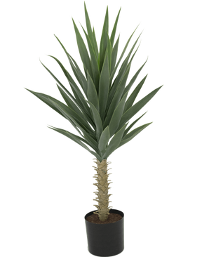 De Kunstplant Yucca 100 cm UV is een hoge kunstyucca met lange, puntige groene bladeren en een dikke stam, tegen een effen witte achtergrond.