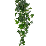 De Kunst hangplant Klimop Boston 100 cm groen heeft weelderige groene puntige bladeren op lange, dunne stelen, waardoor een realistisch trailing klimop effect ontstaat tegen een effen witte achtergrond.